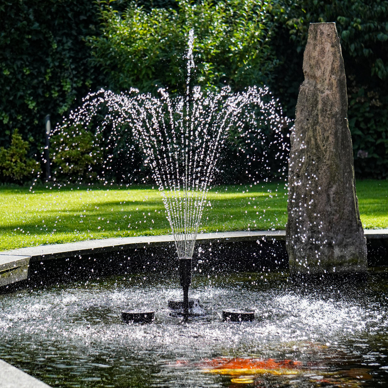 BluSkimmer drijvende fontein en skimmer voor beweging en zuurstof in je vijver